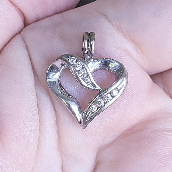 10K solid white gold diamond heart pendant - Picture 4 of 15